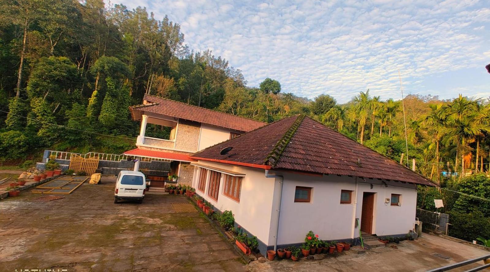 Suntikoppa Coorg Divine Spark Home Stay מראה חיצוני תמונה